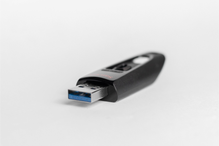USB-tikku työpöydällä: muistutus välttää käyttämästä tuntemattomia siirrettäviä tallennusvälineitä kiristysohjelmien välttämiseksi