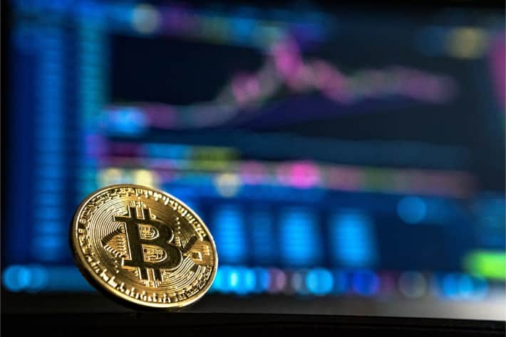 Bitcoin kannettavan tietokoneen näytön edessä edustamassa WannaCry-kiristysohjelmahyökkäyksen vaatimia lunnaita