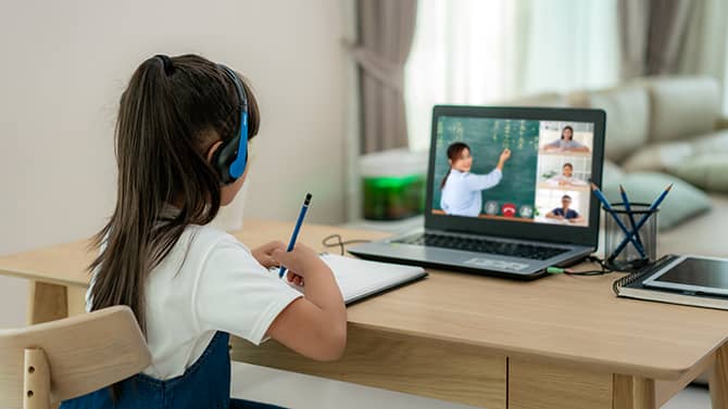 Children’s Online Privacy Protection Act -lain tarkoituksena on suojella alle 13-vuotiaita lapsia siltä, että heidän henkilötietojaan kerätään Internetissä. Kuvassa nuori tyttö käyttää kannettavaa tietokonetta etäopiskeluun.